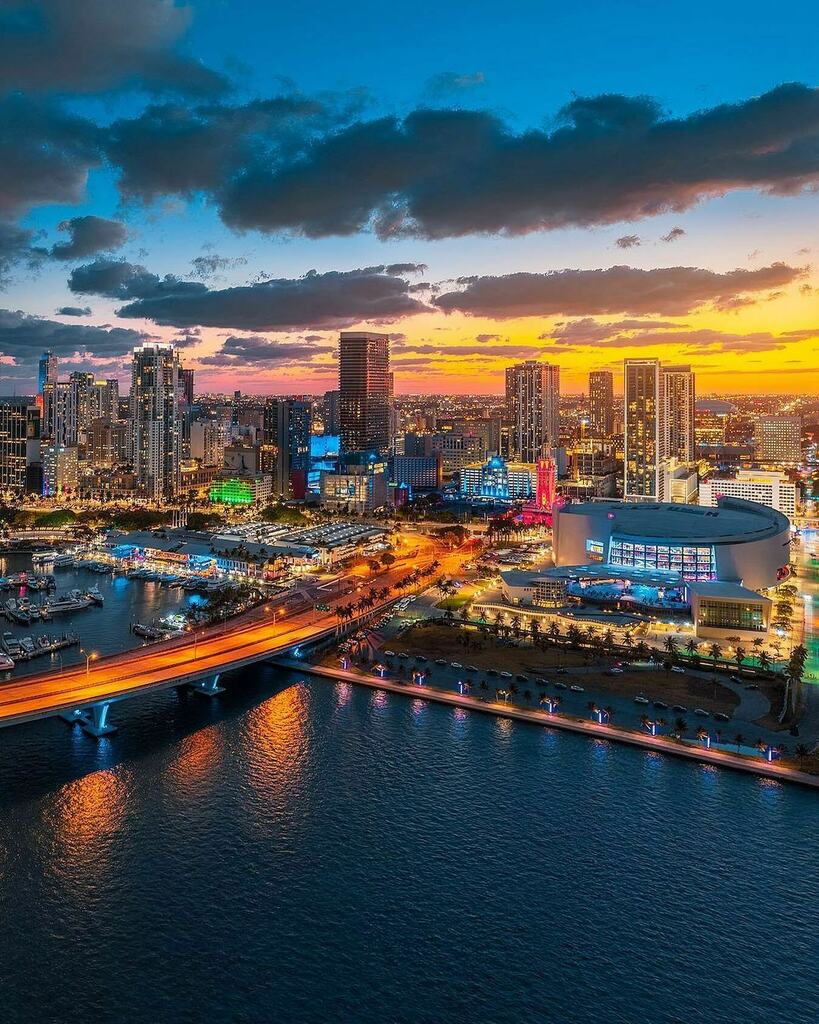 TheMiamiGuide's tweet image. There’s No Place Like Miami 🌴🔥
Where would you rather be?!
📸 @polakev 

#miamiskyline #miamiviews #miamivibes #miami instagr.am/p/CcmIzVUsF0-/