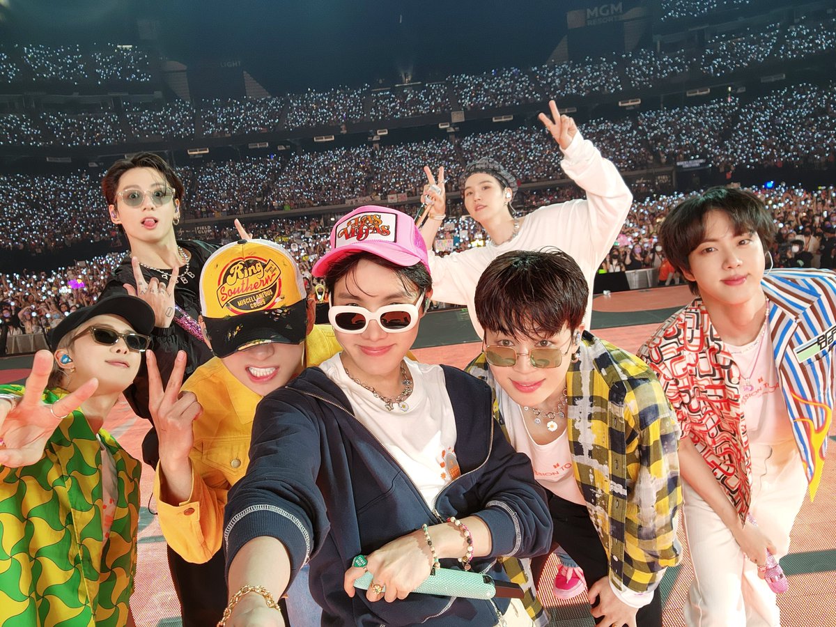 Are you ready? 💜 Here’s the wefie @BTS_twt and we all have been waiting for! #MakeNightsEpic #withGalaxy #GalaxyxBTS