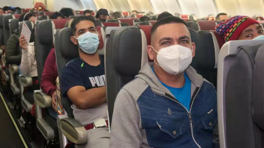 NicolasMaduro's tweet photo. Venezuela es el único país del mundo que cuenta con un “Plan Vuelta a la Patria” para regresar a sus connacionales. Hoy #20Abr, retornaron 250 compatriotas procedentes del Perú y vienen dispuestos a trabajar para recuperar la Patria. ¡Hermanos y Hermanas, Bienvenidos! https://t.co/IkzAXL6Iow