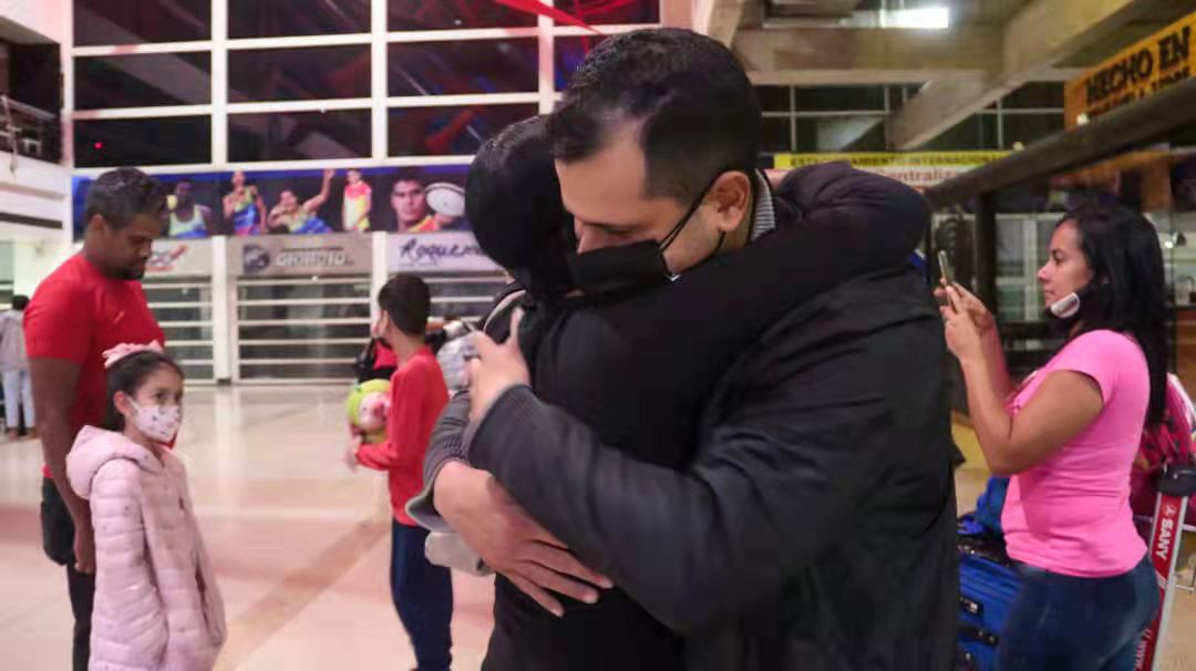 NicolasMaduro's tweet photo. Venezuela es el único país del mundo que cuenta con un “Plan Vuelta a la Patria” para regresar a sus connacionales. Hoy #20Abr, retornaron 250 compatriotas procedentes del Perú y vienen dispuestos a trabajar para recuperar la Patria. ¡Hermanos y Hermanas, Bienvenidos! https://t.co/IkzAXL6Iow