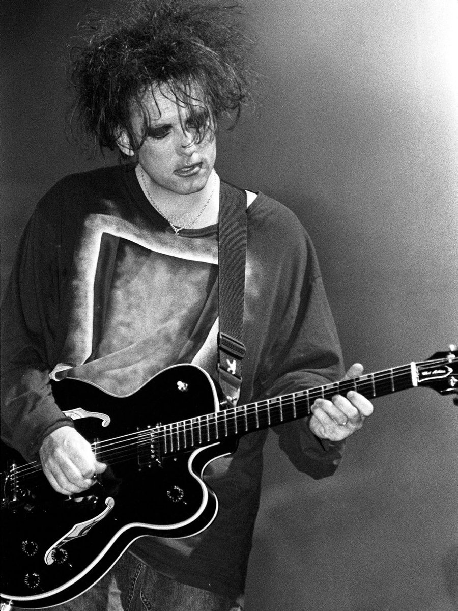 Happy Birthday Robert James Smith, English singer, songwriter, musician, lead guitarist for Siouxsie and the Banshees from 1982 to 1984 and co-founder of The Cure, born on this day in 1959, Blackpool, England.

#punk #punkrock #postpunk #newwave #robertsmith #history #otd