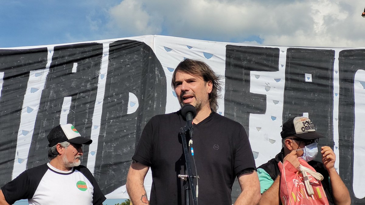 DanielCatalano_'s tweet photo. Hoy estuve en el comienzo del acampe por la no extradicion y libertad a Facundo Molares frente al Penal de Ezeiza donde se encuentra injustamente detenido.
Las acusaciones sobre Facundo son infundadas por el Estado colombiano, su extradicion a ese país es una sentencia de muerte. https://t.co/AUwZGSacal