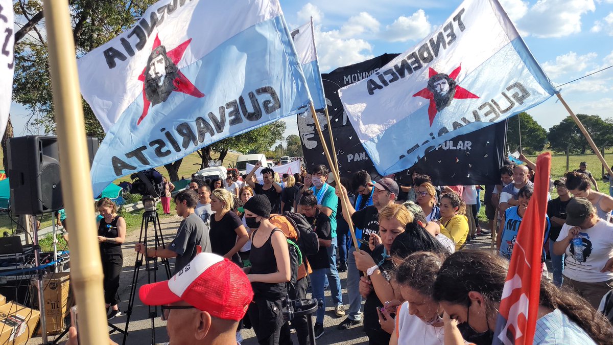 DanielCatalano_'s tweet photo. Hoy estuve en el comienzo del acampe por la no extradicion y libertad a Facundo Molares frente al Penal de Ezeiza donde se encuentra injustamente detenido.
Las acusaciones sobre Facundo son infundadas por el Estado colombiano, su extradicion a ese país es una sentencia de muerte. https://t.co/AUwZGSacal