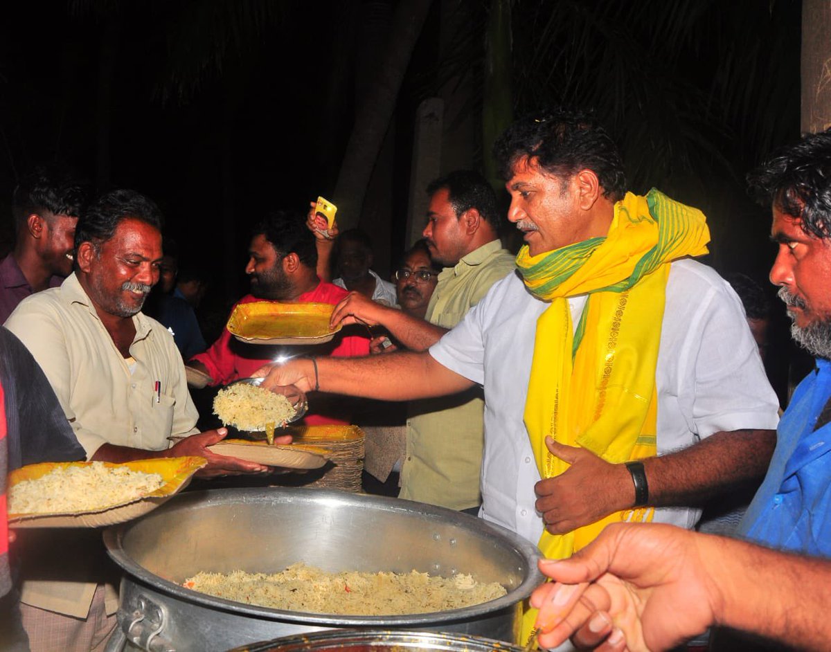 DNK_Office's tweet photo. తెలుగుదేశం పార్టీ జాతీయ అధ్యక్షులు నారా చంద్రబాబు నాయుడు గారి పుట్టినరోజు సందర్భంగా పొన్నూరు పట్టణంలోని నిడుబ్రోలు ప్రాంతంలో నిర్వహించిన జన్మదిన వేడుకలో పాల్గొన్న టీడీపీ సీనియర్ నేత ధూళిపాళ్ళ నరేంద్ర గారు, పొన్నూరు టీడీపీ నాయకులు, కార్యకర్తలు. https://t.co/mQfxDpnkqX