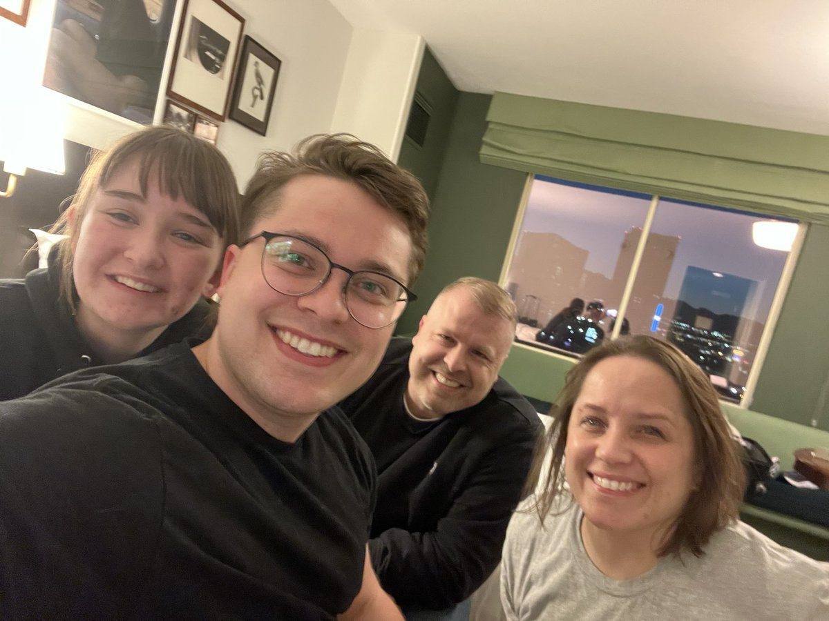 EditorReborn's tweet photo. One day left until #JordanCon2022 ! See you all very soon! @thedustywheel #TwitterOfTime https://t.co/ShDO6MhEph