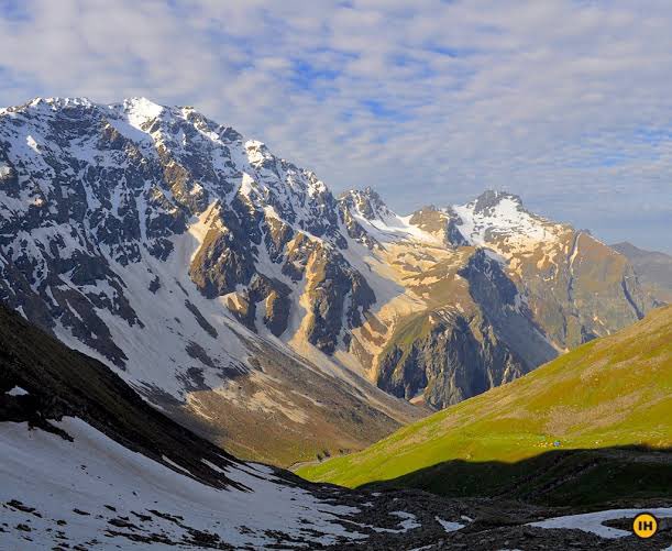 TrekkersofInd's tweet photo. Presenting India’s most scenic trek. #BuranGhati is perhaps the only trek which offers a complete change of scenery every day.

One day you’re walking through forest, and on the next you are walking on lush meadows and crossing passes.

Buran Ghati has something for everyone. https://t.co/AhNSjaJHZf
