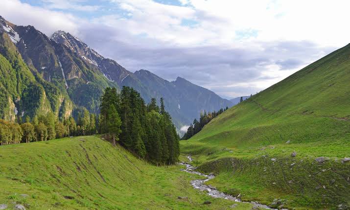 TrekkersofInd's tweet photo. Presenting India’s most scenic trek. #BuranGhati is perhaps the only trek which offers a complete change of scenery every day.

One day you’re walking through forest, and on the next you are walking on lush meadows and crossing passes.

Buran Ghati has something for everyone. https://t.co/AhNSjaJHZf