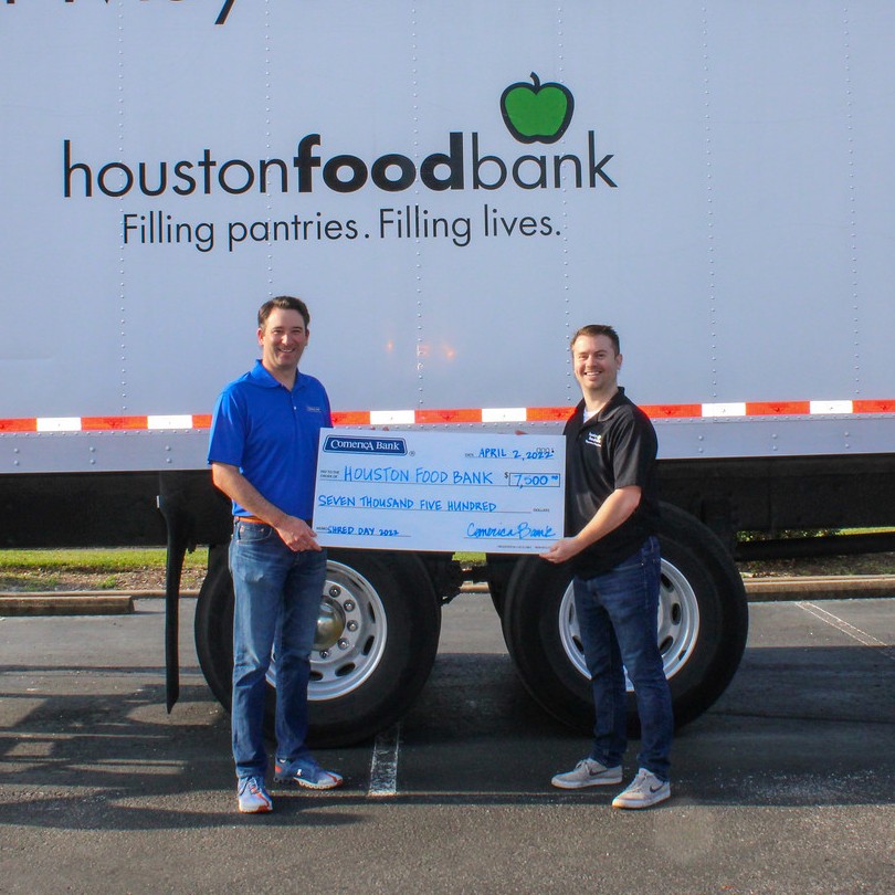ComericaBank's tweet photo. After a two-year hiatus, Comerica Bank and @IronMountain were thrilled to recycle more than 70,000 pounds of paper at the 2022 Shred Day. π° Guests also donated 3,216 pounds of food and $13,471, including a $7,500 contribution from Comerica to @houstonfoodbank. #ComericaCares https://t.co/DINQSTZBZj