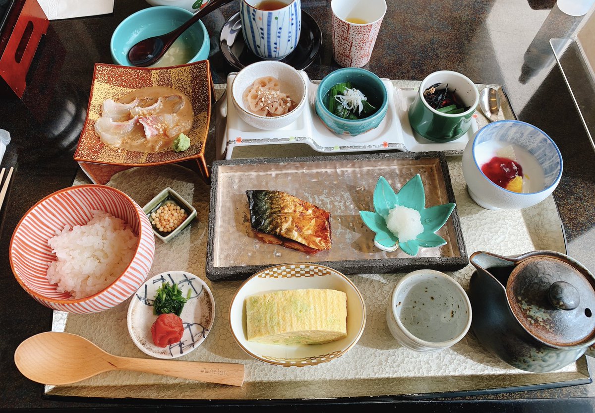 旅行2日目の朝食 伊勢神宮奉納米に伊勢まだいをのせて お茶漬けに〜贅沢だぁ♡ 豆腐は熱々で湯気がぁ・・♡ https://t.co/olRJ0I47n9