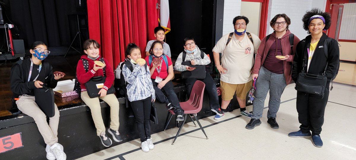 The Bel Air Cyber Reds eSports team helping future Highlanders at  <a href="/DelNorteFalcons/">Del Norte Heights ES</a> elementary school with their eSports showcase this evening!  Thank you <a href="/ranger_eSport/">Ranger eSports</a> and @edtechwizard for helping out!
#THEDISTRICT #TheDistrictsSports #onered