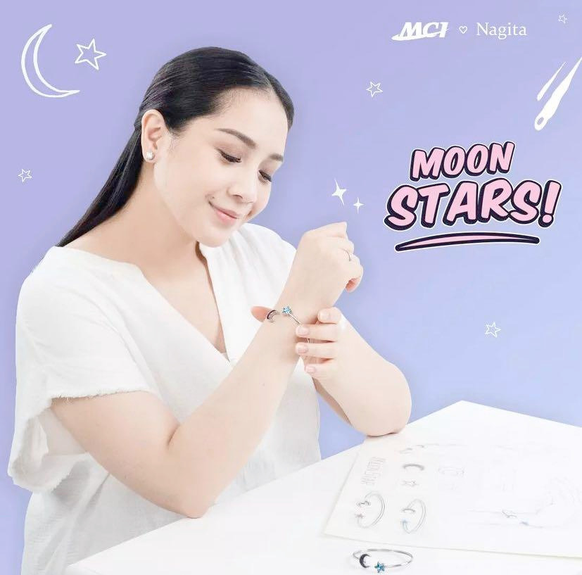 kumpulin yuk, aksesoris inspirasi asik ala Nagita Slavina dgn konsep Dashing Blooming juga menghadirkan aksesoris MCI yg merupakan kerja bersama dengan brand aksesoris MCI.

#IdenyaNagitaSlavina
Moon Stars Nagita
Kolaborasi Nagita Slavina