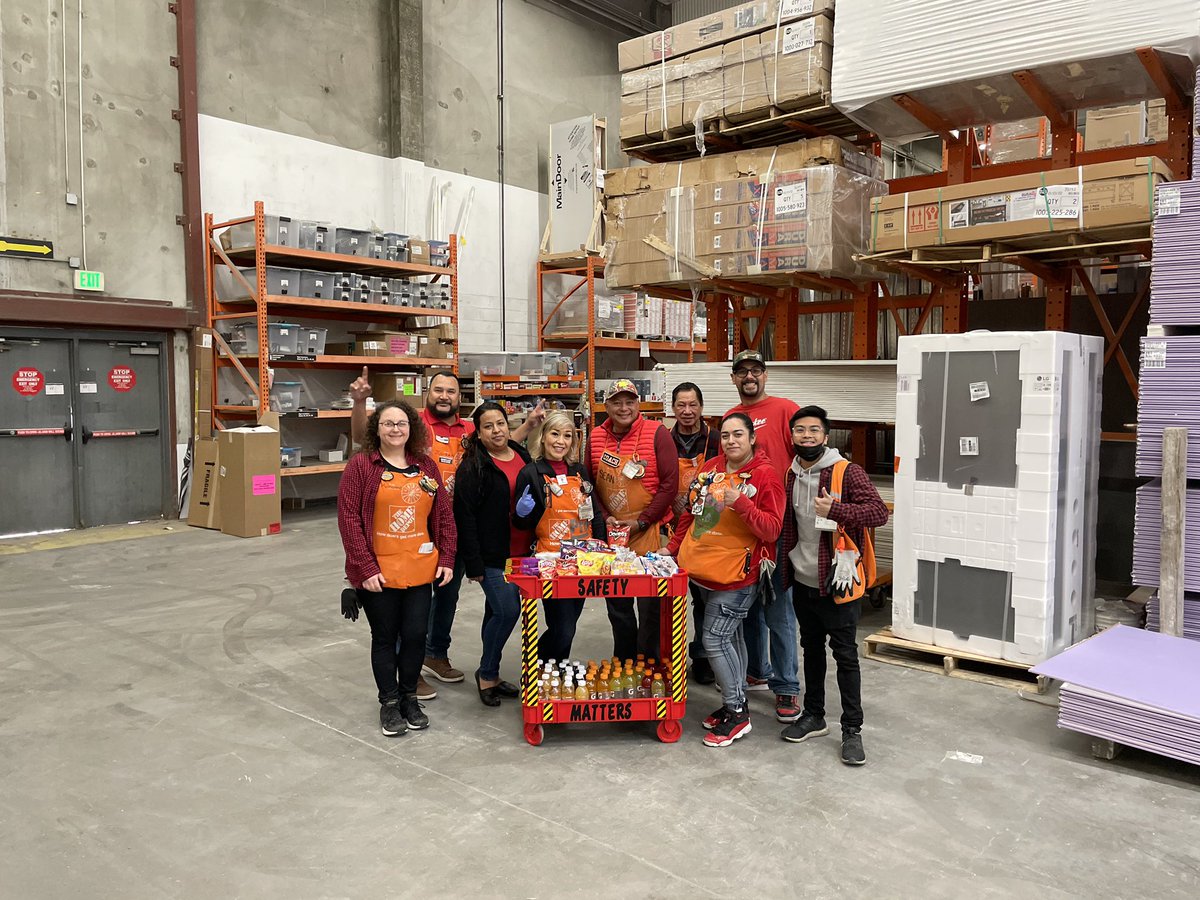 JulianPonce0640's tweet photo. Starting off the morning celebrating Red shirt safety Wednesday at the opening rally meeting!!  Love the team support from team 0640 🌞 Sunnyvale. https://t.co/pfSe55E86W