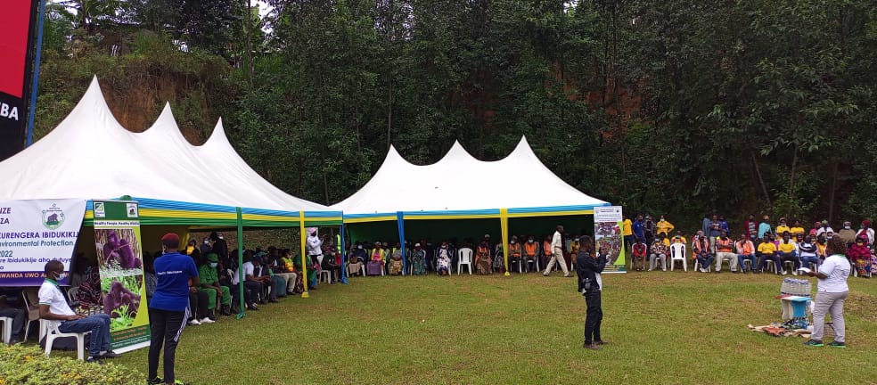 Museminarij's tweet photo. Umufatanyabikorwa  @chturambe arashimirwa uruhare rwe mukurengera ibidukikije no kurwanya umwanda.Umuyobozi wa @chturambe mme @akuredusenge arashimirwa ishyaka;umurava ahorana muguteza ibidukije n'isuku imbere.@ramuli_janvier @AMpuhwe @kamaxelle @MusanzeDistrict @MMusanze https://t.co/QTXsUBSbmj