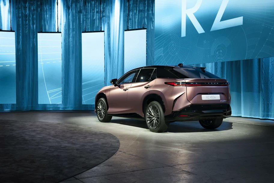 Autocosmos's tweet photo. Te presentamos el nuevo @Lexus_Mex 𝗥𝗭 𝟰𝟱𝟬𝗲 😎 un SUV desarrollado desde cero para ser exclusivamente eléctrico 👏 equipado con una serie de innovaciones como es la transmisión #DIRECT4 👌🏻 entre muchas otras, conócelas todas 👉 https://t.co/XM17VGlf6j https://t.co/120wfZPhqz