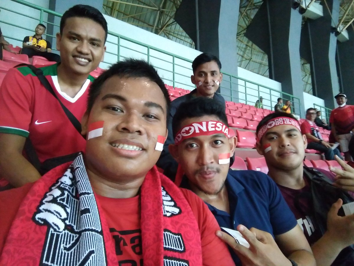 dilail95's tweet photo. @registaco @pangeransiahaan @CoachJustinL Asian Games 2018, Stadion Patriot, 🇮🇩3-1🇭🇰. Ketemu sama Mba Donna n Mas Darius. Fun Fact: Gw tahu bang Fuad dari DPI (2019-2020an lah). Sekali waktu gw lihat foto2 ini baru sadar kalo gw pernah ketemu langsung 😁 https://t.co/yTU6H2lAvS