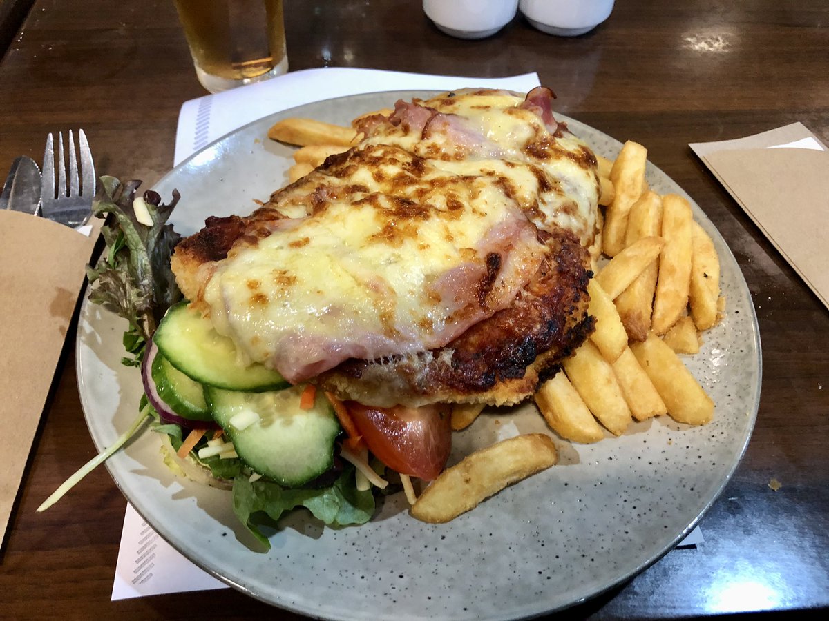 ChickParmaBloke's tweet photo. You get what you pay for - $26.50 for a huge #ChickenParma at the Yarrawonga Mulwala Golf Club!

8.5/10 https://t.co/4szSFfJLh7