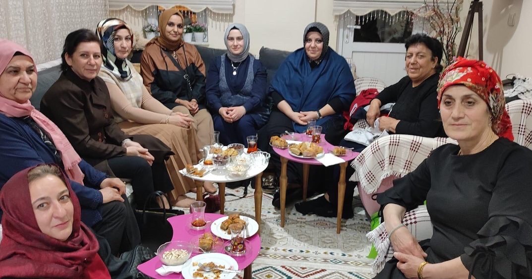 akkadnmuratpasa's tweet photo. İftar Sonrası Kadın Kolları Teşkilatımızı ziyaretlerimiz devam ediyor.
📍Cumhuriyet Mahallesi Kord.#Aylin Aydını ziyaret ettikten sonra Mahalle başkanımız #Yüksel Hanıma, Teşkilat Başkanımız  #Refika Hanıma kısa zaman önce vefat eden kardeşleri için taziye ziyaretinde bulunduk. https://t.co/foMeY6S8wU