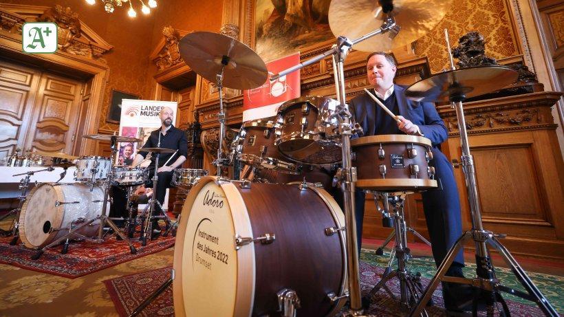Rathaus Hamburg: Wieso Kultursenator Carsten Brosda sich ans Schlagzeug setzt abendblatt.de/hamburg/articl…