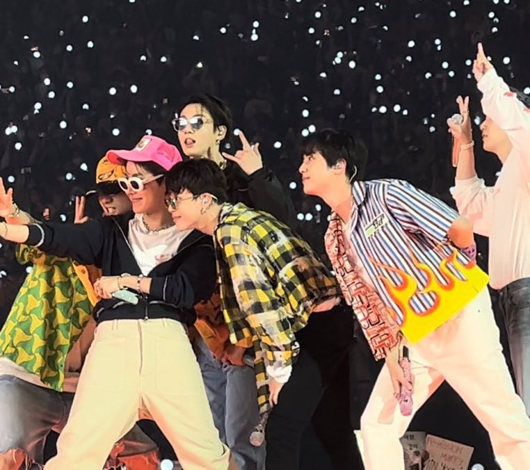 _Yoongiretto7's tweet image. — "Son como 7 unicornios saltando por el mundo bendiciendo a todos con su talento y magia" 💜

                        -  Steve Aoki

#Butter_BTS #BTS @BTS_twt