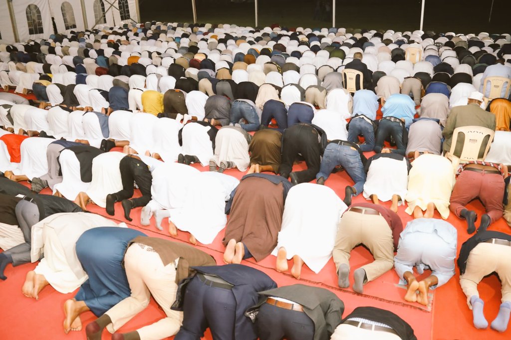 EssyOkenyuri's tweet photo. Yesterday, the Deputy President William Ruto hosted an Iftar Dinner at his Karen Residence, Nairobi joined by elected officials, religious and grassroot leaders in the Muslim Kenyan community. Iftar is also a reminder of the freedoms that bind together as Kenyans. 
#IftarWithWsR https://t.co/UOCWphwROM