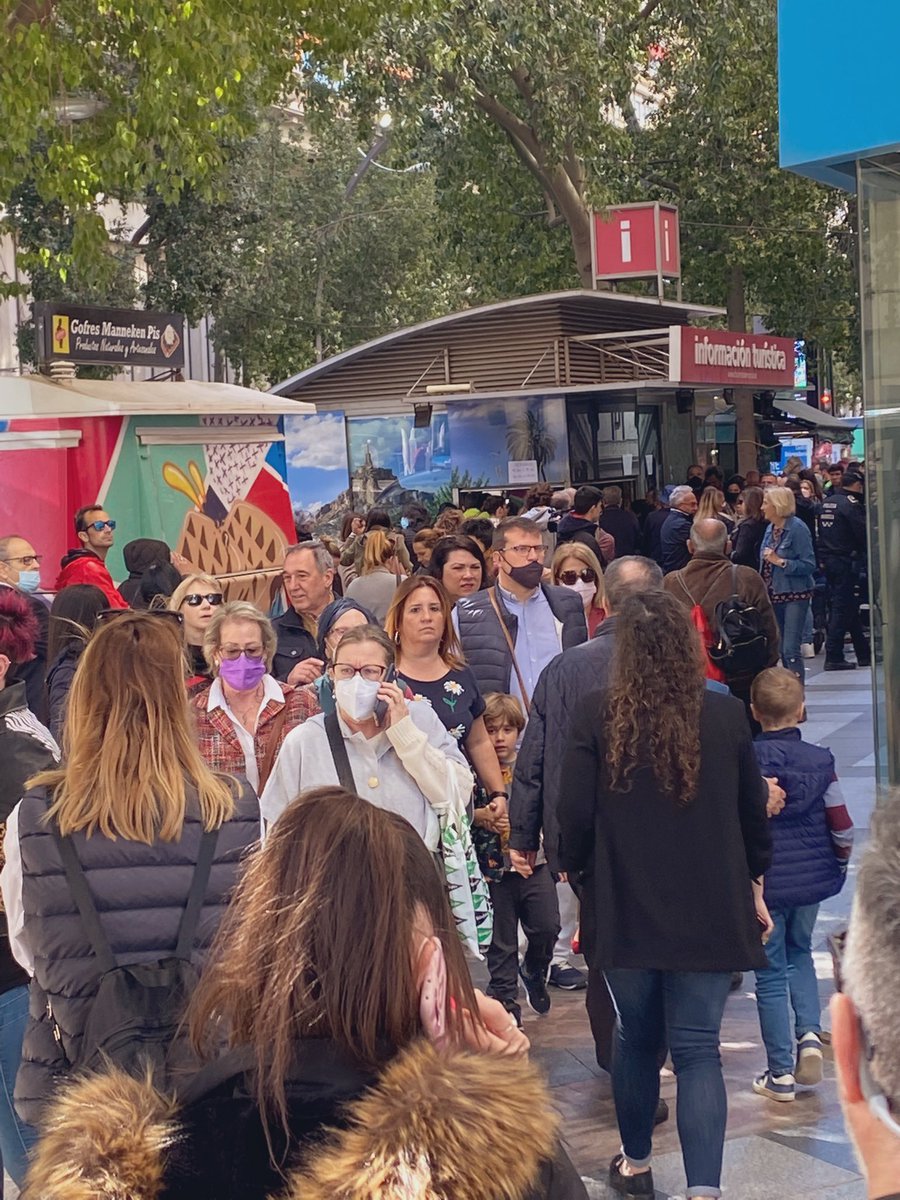 matyca's tweet photo. @AytoMurcia esto es una VERGÜENZA!! Alguien nos explica qué hacemos los que compramos sillas online más que esperar horas a que nos atiendan sin que ningún responsable haga NADA? https://t.co/W1LjPIvh0o