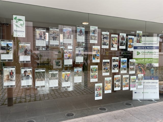 ClimatubersGran's tweet photo. 📷Voleu saber què pensen els @Climatubers de Granollers de la seva ciutat? No us perdeu l'exposició fotogràfica #AccióClimàticaCiutadana, amb  imatges i missatges creats pels participants ! 
📍Biblioteca @rocaumbertfa 
🗓️ Fins el 21 de maig
👉 Accés gratuït 
@EUErasmusPlus https://t.co/WBNq2bWtTN