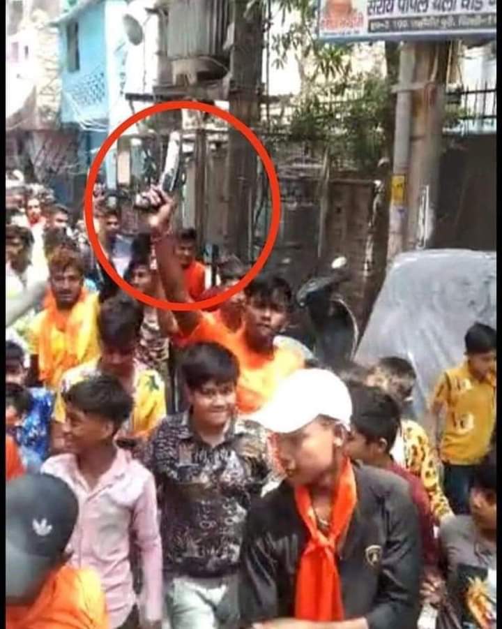 pakkasunni's tweet photo. दिल्ली पुलिस से पूछना है कि जहांगीरपुरी में हुई घटना में जिन 14 लोगों की गिरफ़्तारी हुई है क्या उसमें इन बंदूक धारियों के नाम है?
बजरंग दल और आरएसएस के ये लोग जो खुले आम बंदूक़ लहरा रहे हैं दिल्ली पुलिस आख़िर इन्हें कब गिरफ्तार करेगी?
क्या इनके ख़िलाफ़ कोई कार्रवाई होगी?
#शर्मनाक https://t.co/hmDVFuSvxh