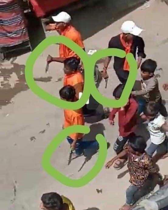pakkasunni's tweet photo. दिल्ली पुलिस से पूछना है कि जहांगीरपुरी में हुई घटना में जिन 14 लोगों की गिरफ़्तारी हुई है क्या उसमें इन बंदूक धारियों के नाम है?
बजरंग दल और आरएसएस के ये लोग जो खुले आम बंदूक़ लहरा रहे हैं दिल्ली पुलिस आख़िर इन्हें कब गिरफ्तार करेगी?
क्या इनके ख़िलाफ़ कोई कार्रवाई होगी?
#शर्मनाक https://t.co/hmDVFuSvxh