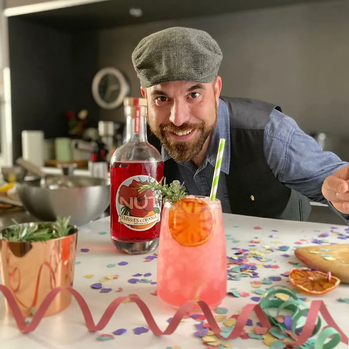 Tant se val que plogui si el bartender riu. Bon dia des de Nut 🌧️ 😉 🍸 
#distillery #empordà <a href="/DamiaMG/">Damià Mulà i Gimeno</a>