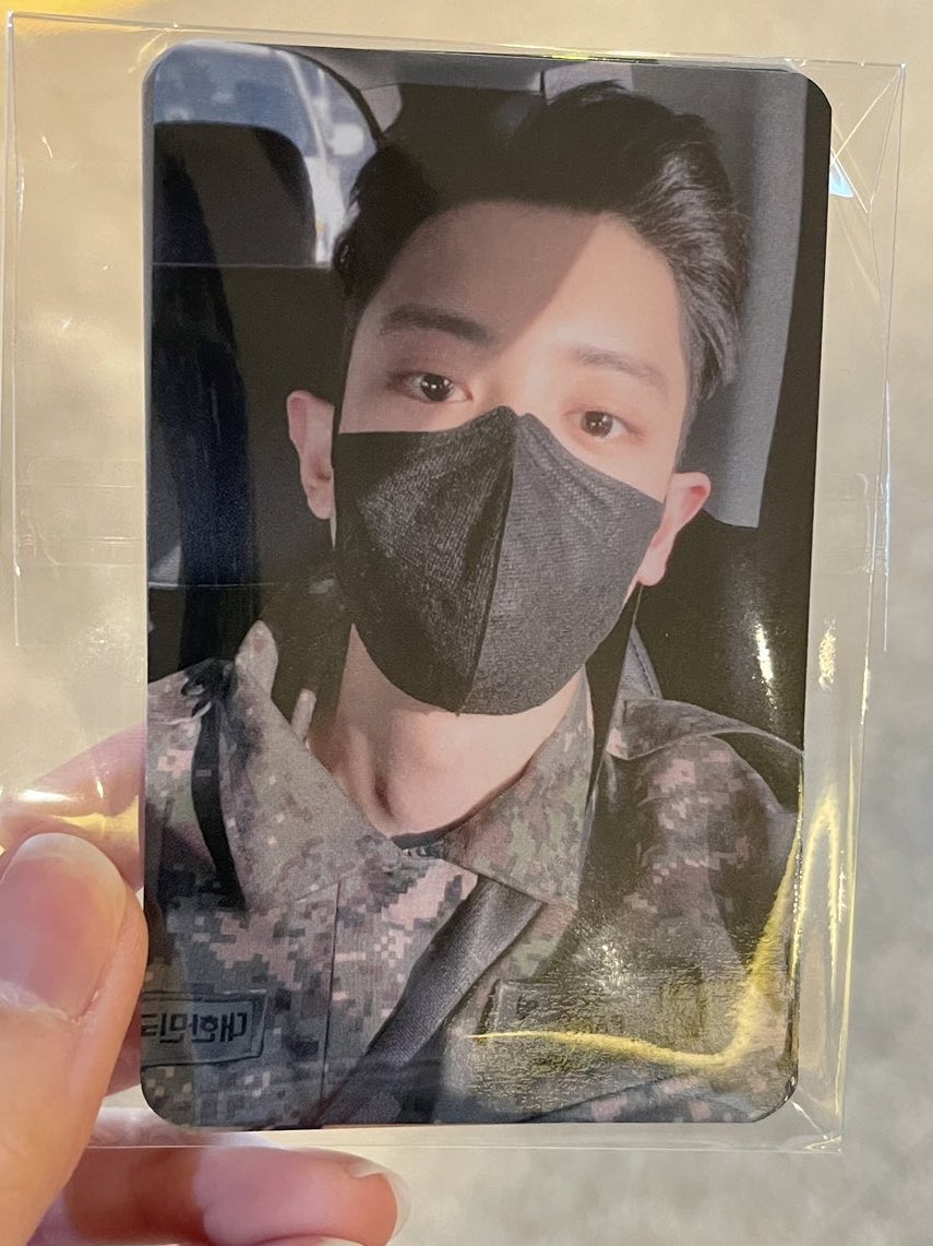 oshcuddles's tweet photo. CHANYEOL TOOK THE MILITARY SELCA PC THE SAME DAY OF THE RADIO SHOW 😳💗 https://t.co/kjXzJP2Wqo