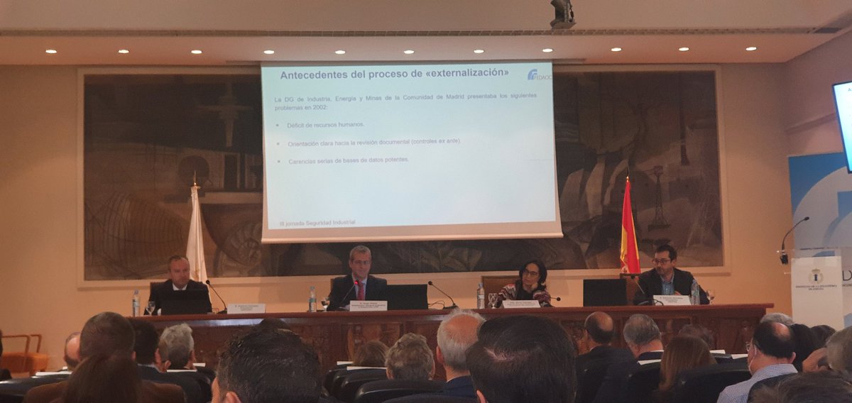 GrupomostS's tweet photo. D. Jorge Iñesta, Subdirector General de Industria de la CAM comentando las bases de la colaboración público-privada en materia de #seguridadindustrial. https://t.co/YxRiXJglvh