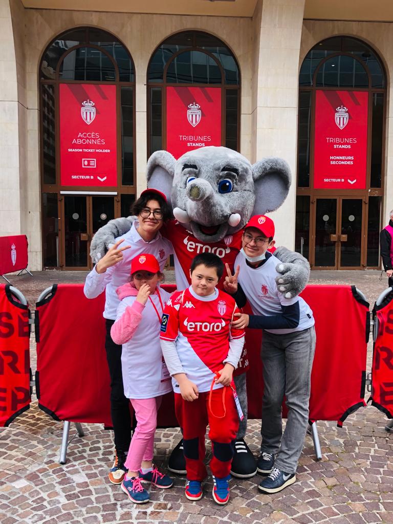 Quelle belle soirée hier soir ❤️🤍

Un derby victorieux et des étoiles plein les yeux pour Hayden et ses frères et sœurs 🤩. Venus de loin, c’était leur 1ère fois au Stade Louis 2 ! Ils n’oublieront jamais ces moments magiques partagés ensemble 🤗

Together We Rise ✨ #MyWish