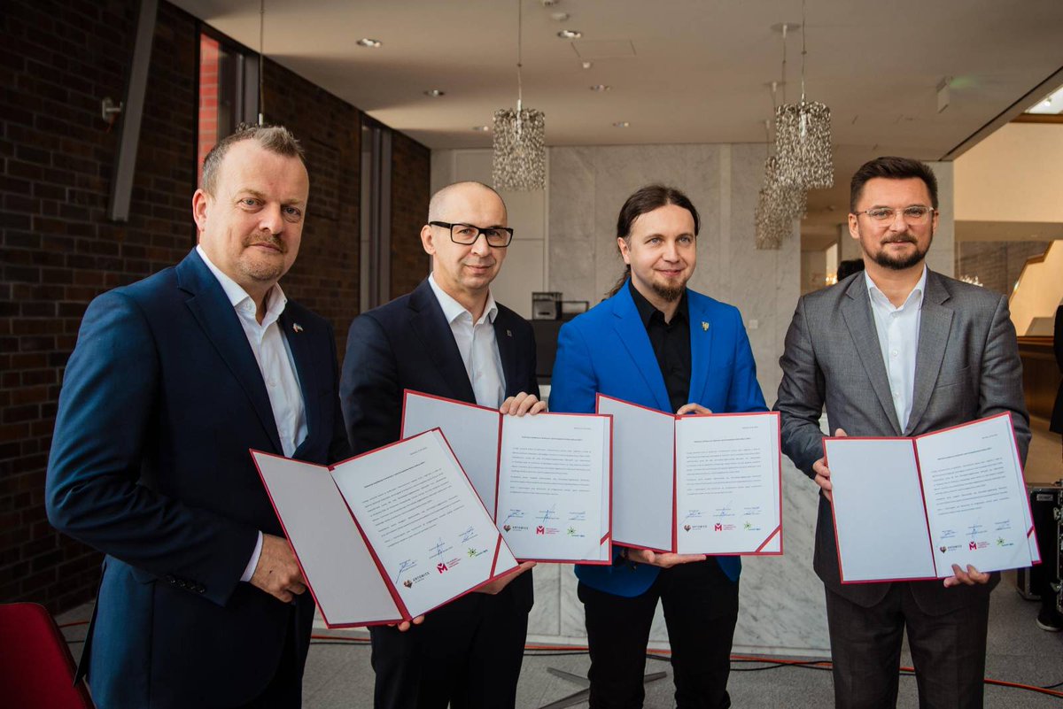 LukaszKohut's tweet photo. To już oficjalne‼️

Europejska Stolica Kultury 2029 dla @metropoliagzm. Zbudujemy most kultury między #Śląsk i #Zagłębie.

Mamy moc, ogromny potencjał i potrafimy ciężko pracować.
#ESK2029 #EuropejskaStolicaKultury #EuropejskaStolicaKultury2029 https://t.co/krjgOvqh6O