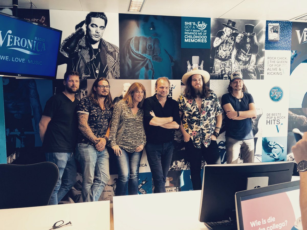 DaveTelecaster's tweet photo. 2 X @radioveronica LIVE! ⚡️📻
Morgen, vrijdag 22 april:
- Tussen 14:00 - 16:00 live ‘Bonanza’ @robstenders & @radiocarol
- Tussen 19:00 - 22:00 live ‘@SoundzRadio1’ @soundzmagazine
Make sure you tune in, TWICE! 🎸
#voltage #radioveronica #illbealright #robstenders #debonanza https://t.co/211RMmdFcK