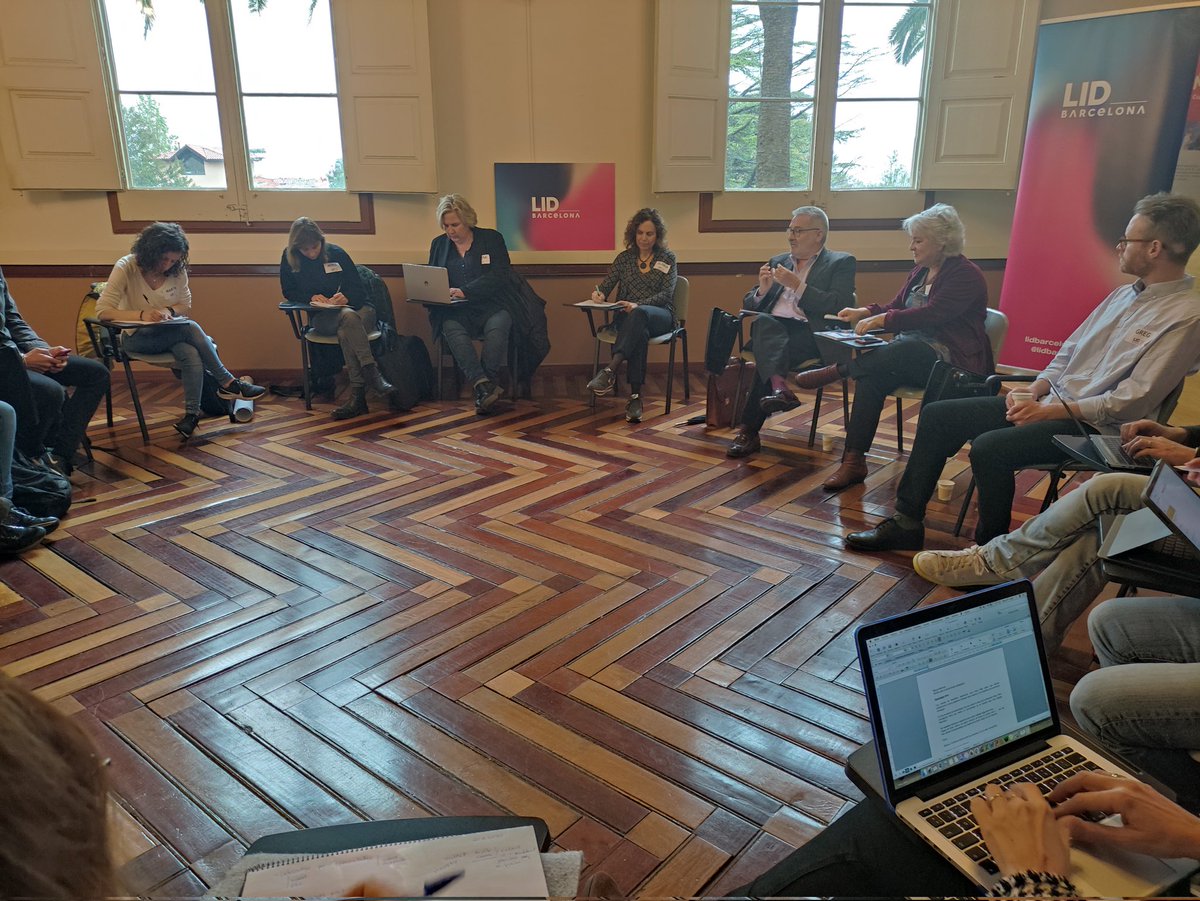 lid_barcelona's tweet photo. Debat amb Miquel Martínez sobre lideratge, quina sort poder intercanviar impressions. Implicació, valors, raó, sentiments, voluntat, compromís, confiança - El lideratge ètic - #liderazgodocente #lideratgedocent https://t.co/IzyqWu1FZb