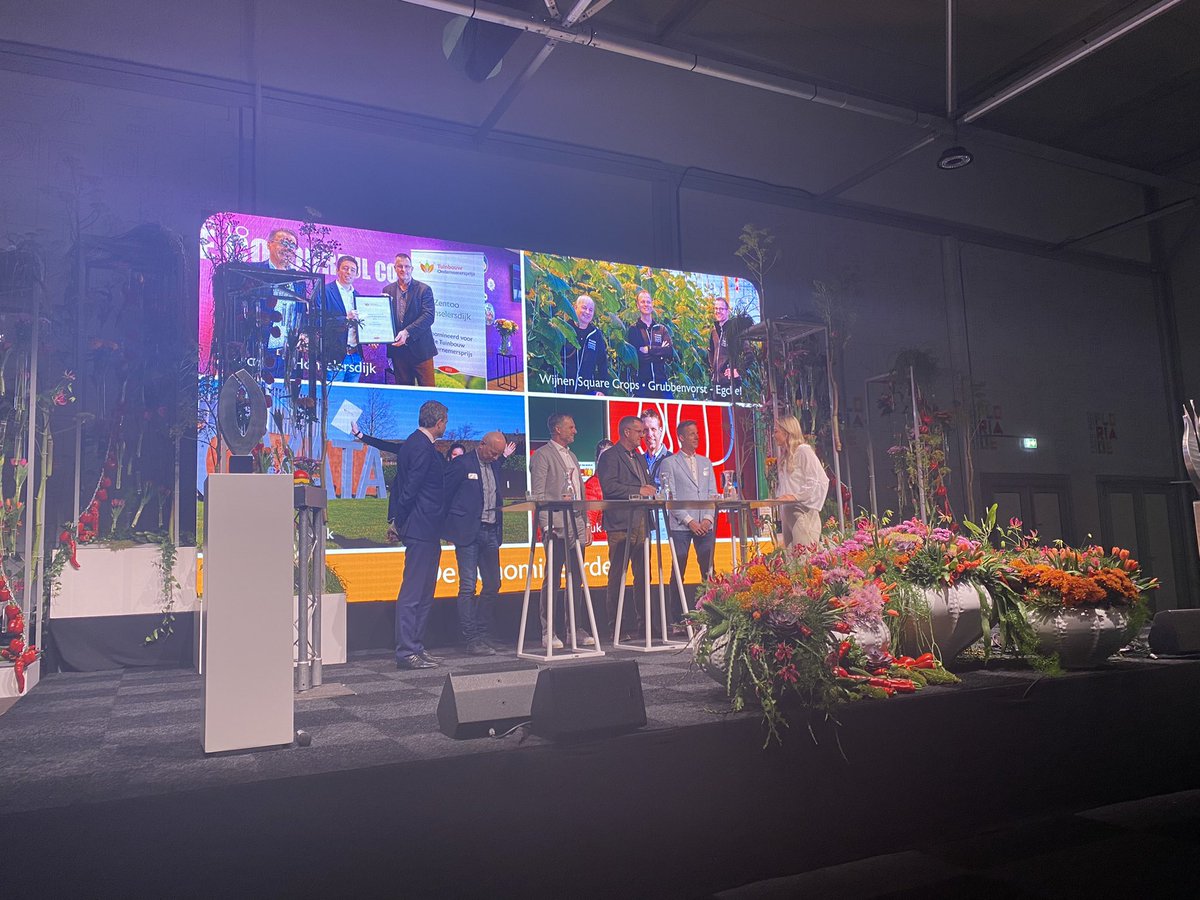 TOPTuinbouw's tweet photo. Finalisten Tuinbouw Ondernemersprijs 2022 op het podium #Ovata #NielsKreuk @WSquareCrops en @zentoo_nl #TopTuinbouw https://t.co/s3MV5ob9q6