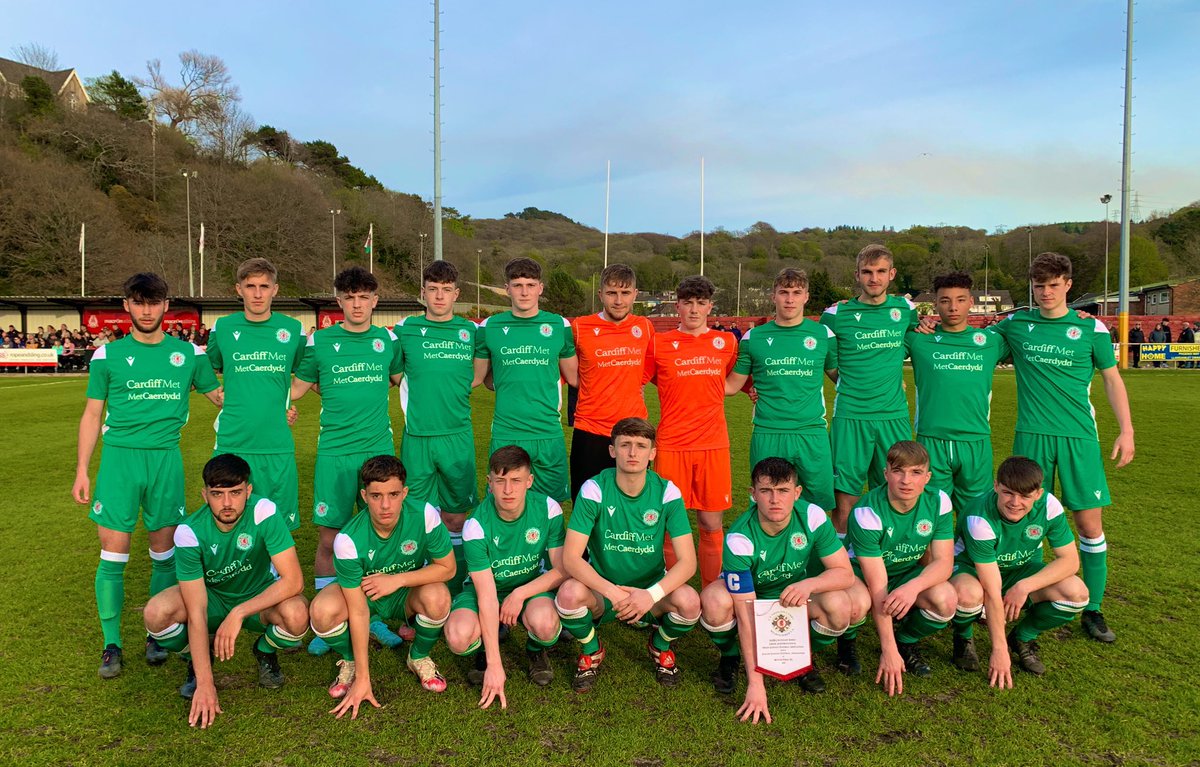 AcademiPelDroed's tweet photo. Diweddariad Bechgyn D18 @WelshSchoolsFA 🏴󠁧󠁢󠁷󠁬󠁳󠁿

⚽️ DIWRNOD GÊM ‼️

🏆 | #TarianCanmlwyddiant
📆 | 21.04.2022
⚽️ | @faischools
⌚️ | 19.00yh
📍 | @CaernarfonTown 
🎟 | £5 Oedolyn/£2 Plentyn
📺 | YN FYW ar @BBC #RedButton
🤝 | #Noddwyr @ColegMenai

#WSFA https://t.co/BZO0OkZPVm