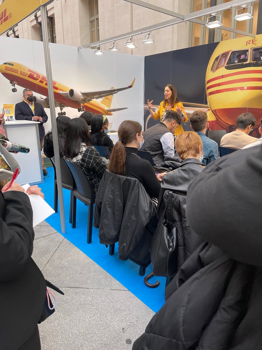 IESClaradelRey's tweet image. Los alumnos de Comercio Internacional del @iesClaraDelRey  hacen sus primeros contactos con los mercados y empresas donde van a trabajar en el futuro. Feria IMEX