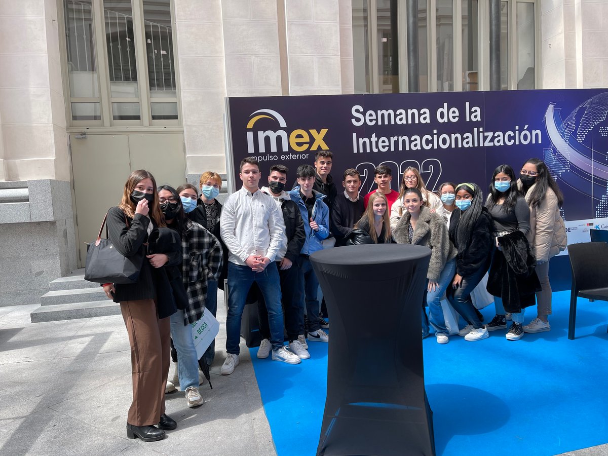 IESClaradelRey's tweet image. Los alumnos de Comercio Internacional del @iesClaraDelRey  hacen sus primeros contactos con los mercados y empresas donde van a trabajar en el futuro. Feria IMEX