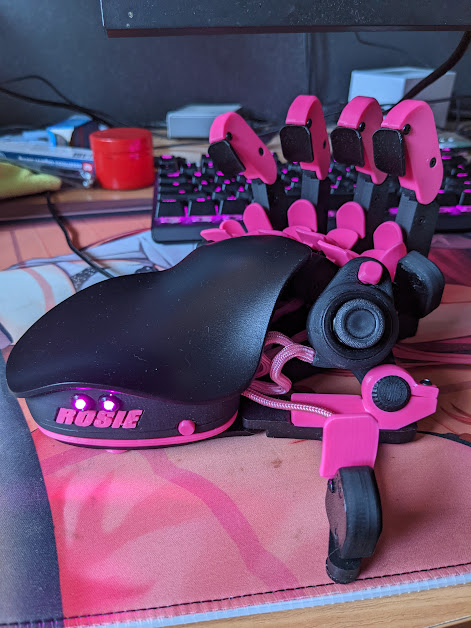 Cuffuffles's tweet image. Meet Rosie, my @Azeron_Keypad 
I love her