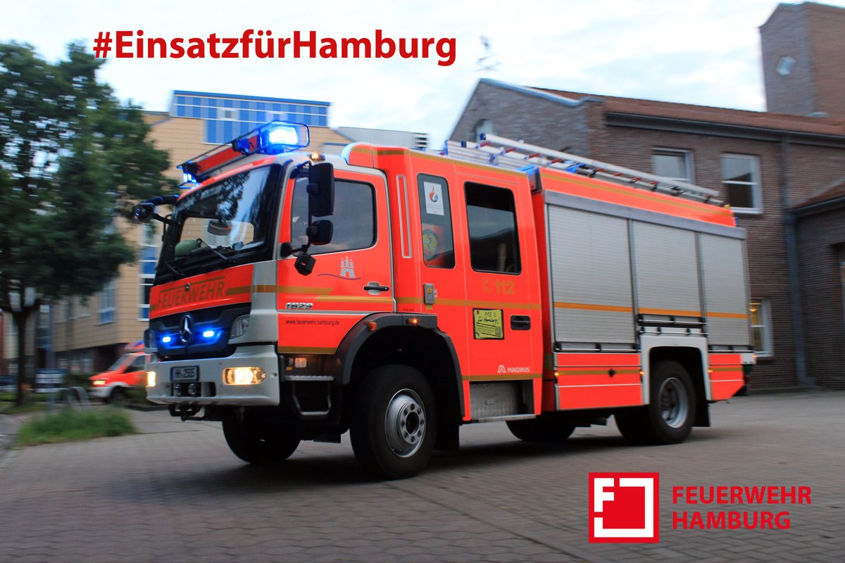 FeuerwehrHH's tweet photo. 🔴 AKTUELL - In der Bornheide in #Hamburg #Lurup brennt es offenbar in einem Mehrfamilienhaus. Es sollen sich noch Menschen im Gebäude befinden.
Wir haben "Feuer 2" ausgelöst und sind mit #Berufsfeuerwehr und @FF_Hamburg im #EinsatzfuerHamburg #FEU2 https://t.co/VK9Hz0sxDh