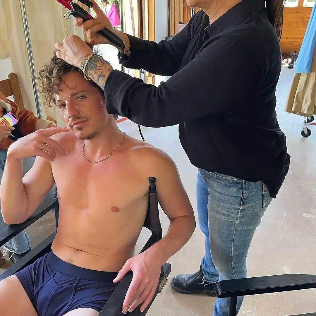 TheTruthWins9's tweet photo. Oh Charlie! #CharliePuth #undies #bulge https://t.co/D6MLsNrnBv