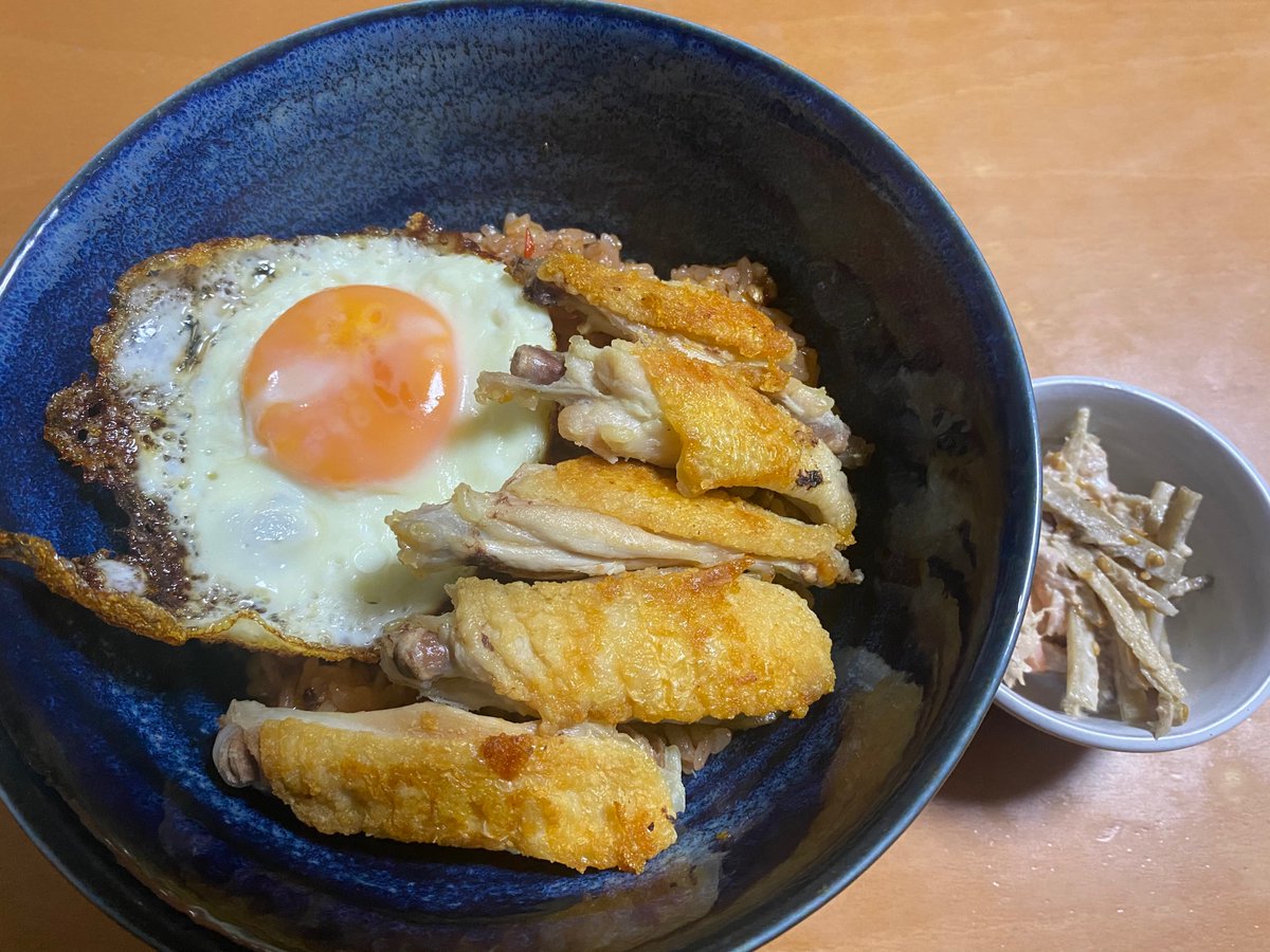 今日の子供の夕食のジャンバラヤ🍴 目玉焼きと手羽中を添えて。 その他、ごぼうサラダ😋 今日は、私が終日外出してるため朝に用意しました。