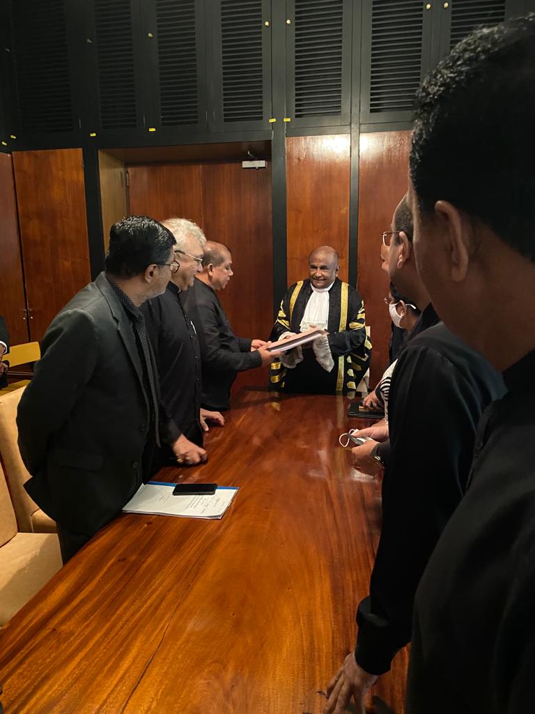 Vidiyallk's tweet photo. Main opposition @sjbsrilanka has handed over to the Speaker new proposals for Constitutional Amendments, including abolishing the Executive Presidency and the #20thAmendment

#SriLankaCrisis #SriLanka https://t.co/ydbIOHsVSM