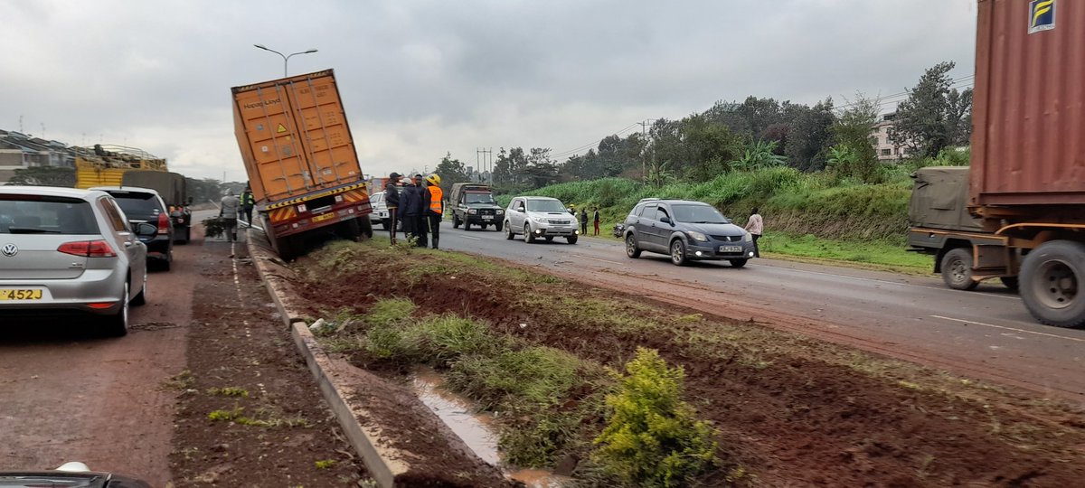 GalleryKhately's tweet photo. @Ma3Route accident on the southern bypass towards mombasa rd just before langata interchange.  Traffic building up. https://t.co/fX1XmulkBJ
