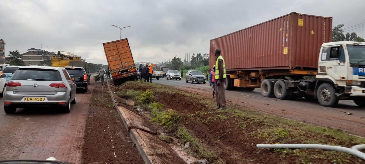 GalleryKhately's tweet photo. @Ma3Route accident on the southern bypass towards mombasa rd just before langata interchange.  Traffic building up. https://t.co/fX1XmulkBJ