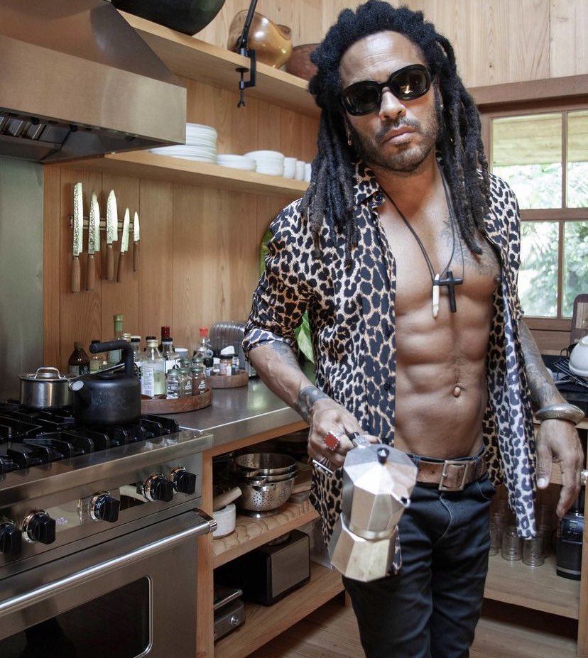 TirodeGraciah's tweet photo. Lenny Kravitz, haciendo café con 58 años / Yo, recién levantado con 43. https://t.co/AXbUZBCqVr