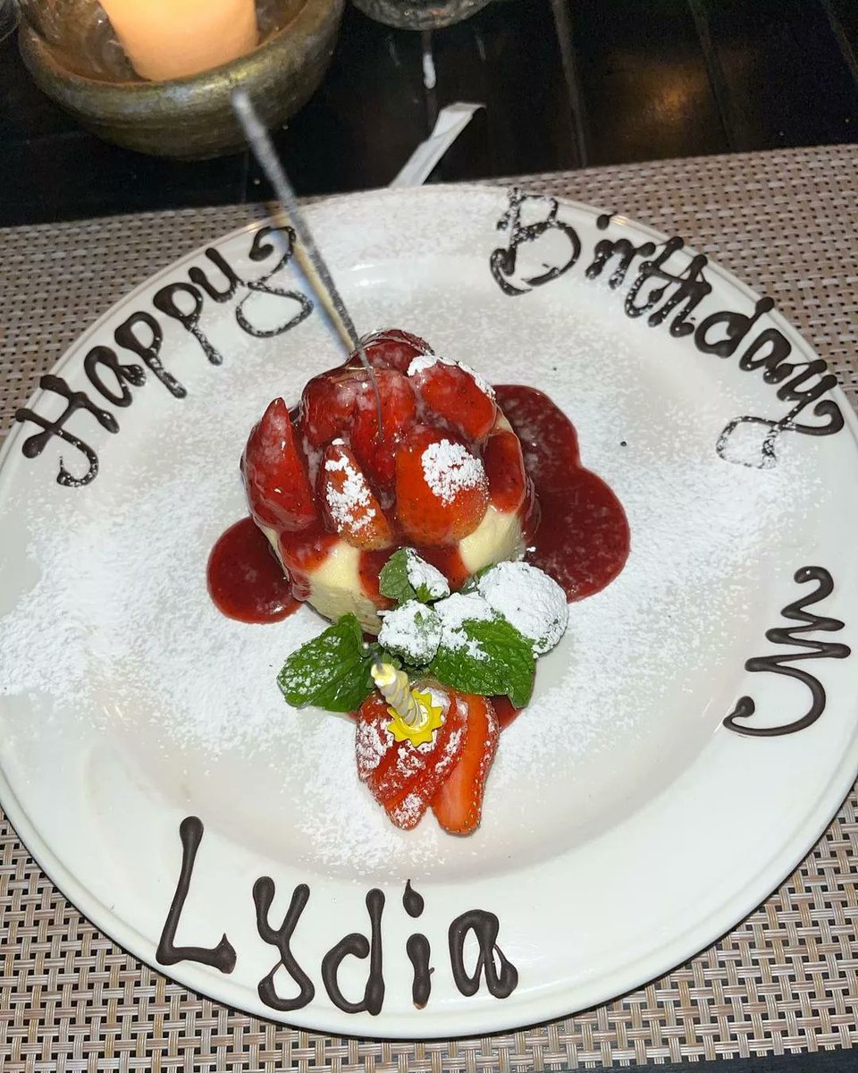 Diets be stressing you out ⁉️ Ditch that 'D for our irresistible sweet treats from our fave strawberry cheesecake and peanut butter Ice cream pie😋
Available irresistible dessert menu options for birthday/date night/cute lil engagement surprise.
Book a table via the link