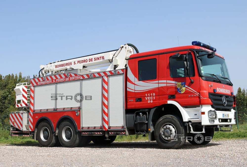teambestioles's tweet photo. Direction le 🌞 du Portugal 🇵🇹 chez nos collègues de Sao Pedro de Sinta pour ce #jeudibestioles avec ce @MBFRANCE_ Actros 3341 A 6x6 carrossé par #Jacinto.
Que pensez-vous du "petit" coup de jeune effectué par #Strob sur cet #bestiole 🚒 de 2009 ?
📷 STROB https://t.co/L8G5vb8BT3