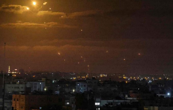 JatIkhwan's tweet photo. Israel telah mengaktifkan siren amaran bom dan peluru berpandu malam tadi selepas roket peluru dilancarkan oleh pasukan bersenjata dari Gaza. Namun semua roket peluru itu dapat dipintas oleh Iron Dome. Serangan ke atas Israel adalah tindak balas pencerobohan IDF ke Masjid Aqsa. https://t.co/8mpLc7ubum